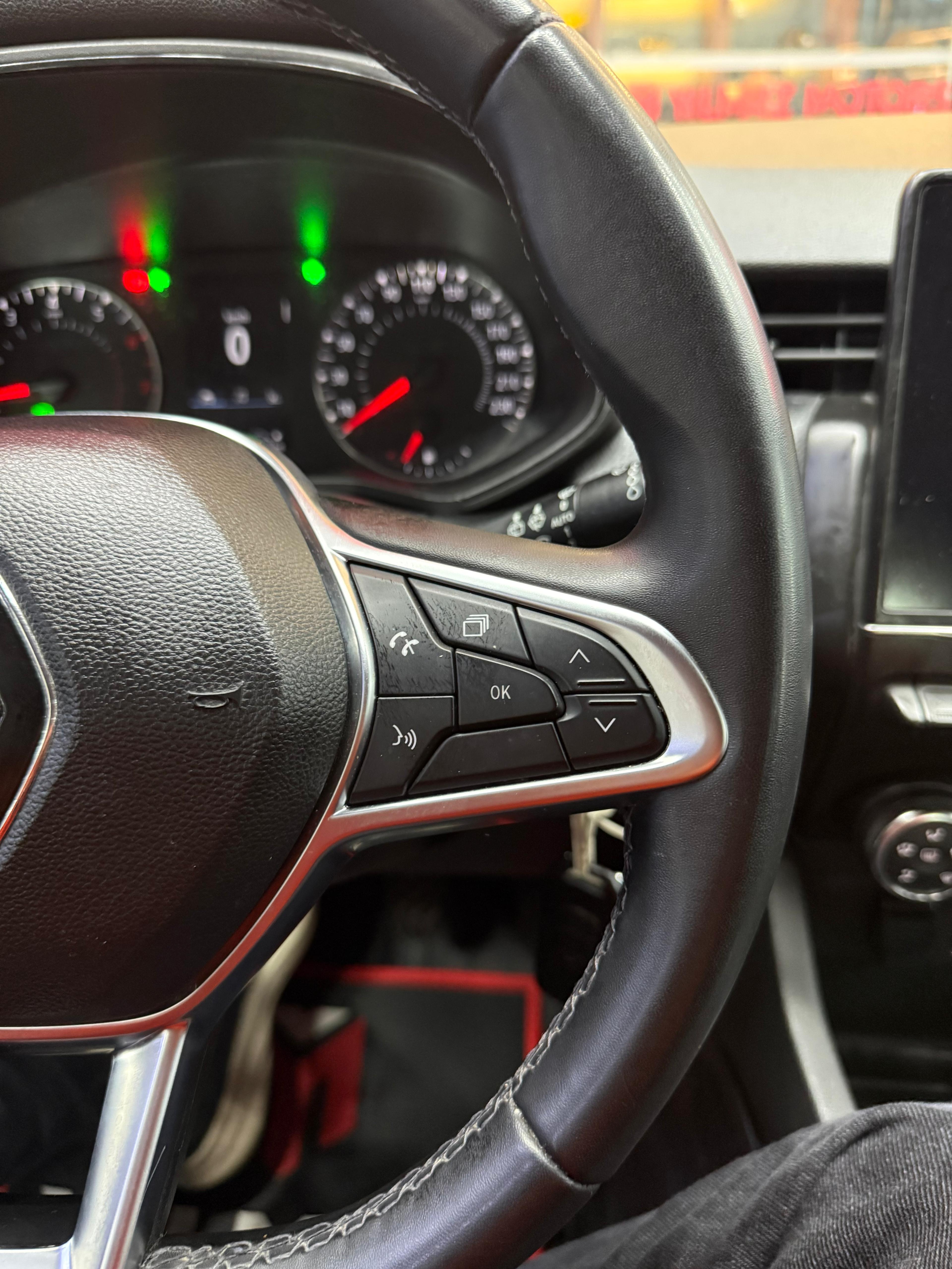 Yılmaz Motors’dan 2024 ÇIKIŞLI Clio1.0 TCe Touch HATASIZ BOYASIZ