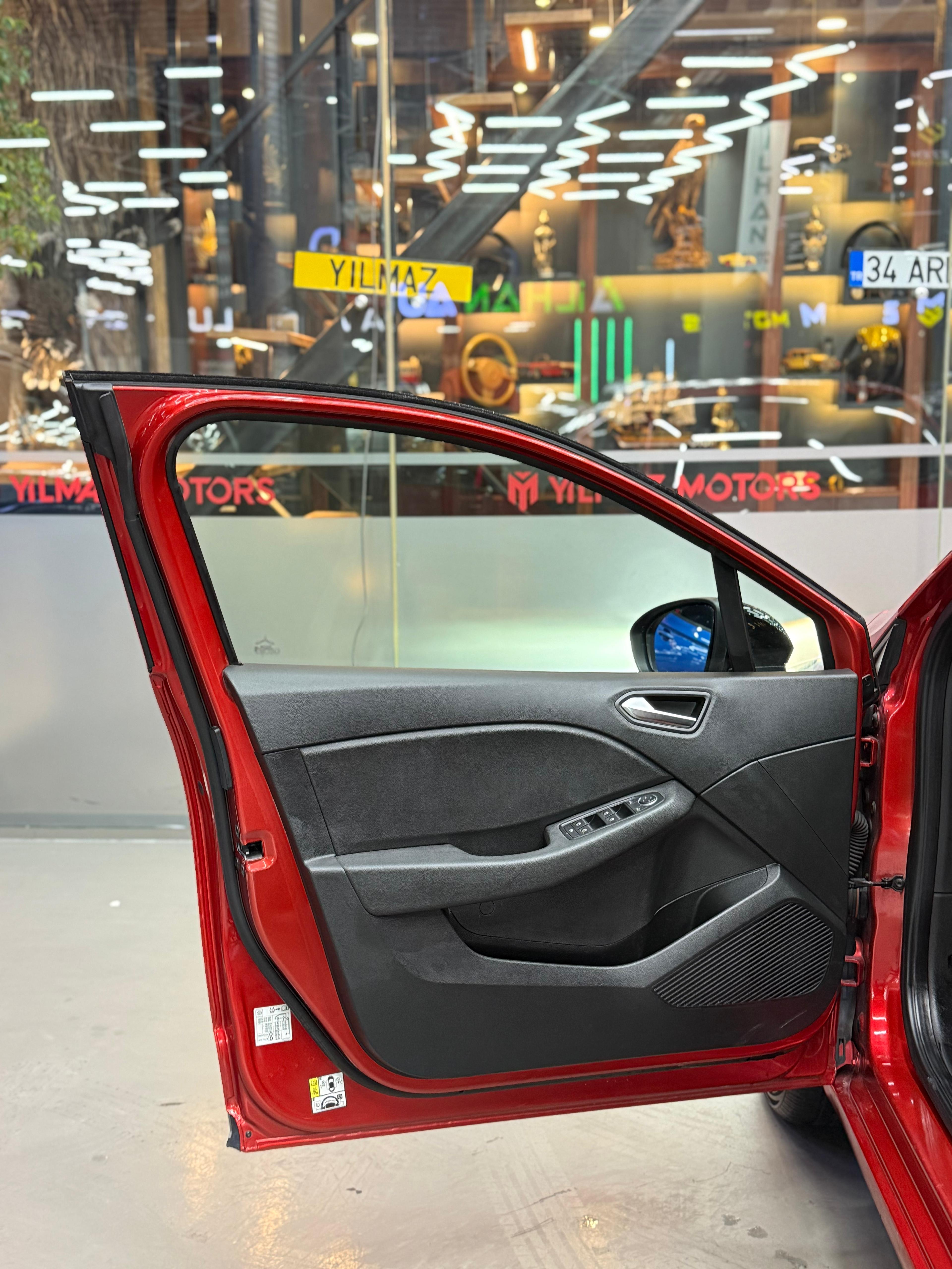 Yılmaz Motors’dan 2024 ÇIKIŞLI Clio1.0 TCe Touch HATASIZ BOYASIZ